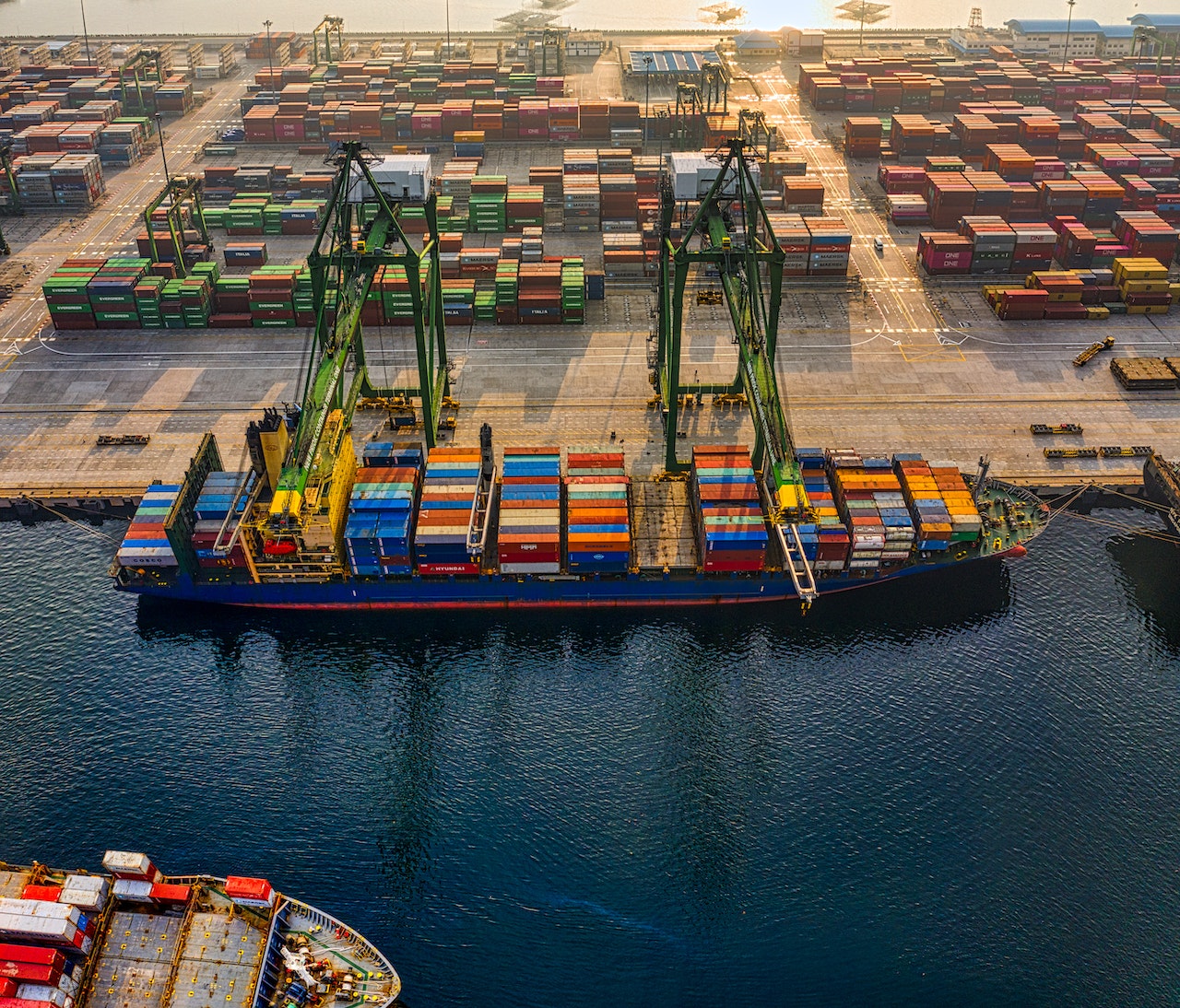 Logistyka międzynarodowa: kluczowe aspekty i najlepsze praktyki